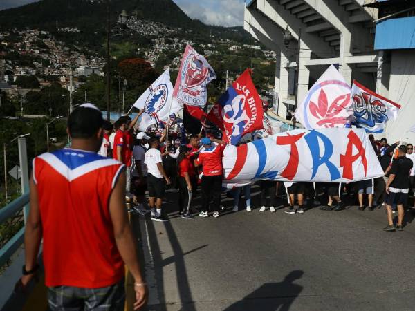 La Ultra Fiel, barra del Olimpia, pone el ambiente en las afueras del estadio Nacional.