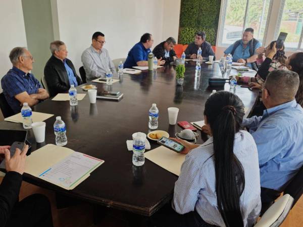 Representantes de organizaciones empresariales aglutinadas en la Fedecamara en una reunión celebrada en La Lima, Cortés, para conocer el estatos de algunos proyectos de control de inundaciones del Valle de Sula.