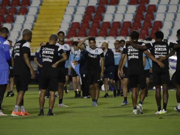 Jugadores de la Seleccion de Honduras entrenando.