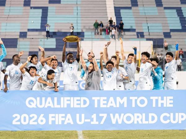 Los jugadores de la Selección de Honduras celebrando la clasificación al Mundial Sub-17 de Qatar 2026 tras vencer a Bermudas.