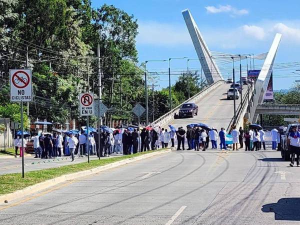 Crisis salarial provoca protestas por médicos del Hospital Mario Catarino Rivas.