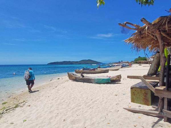 El pronosticador de Cenaos, Mario Centeno desvirtuó la posibilidad de un frente frío, pero reconoció que ingreso de humedad del Caribe y el Pacífico, causan lluvias, especialmente en el occidente. Vacacionistas que están en la zona norte podrán disfrutar de un mejor clima esta semana, según Centeno.