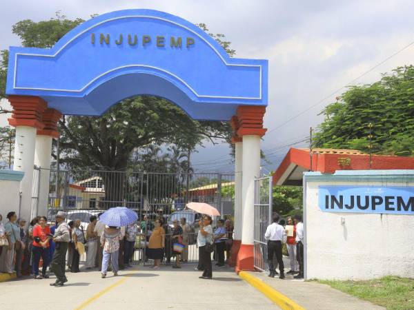 Jubilados ocuparon durante unos minutos la entrada principal del Injupemp en San Pedro Sula como parte del plantón que realizaron para exigir acceso a las instalaciones.