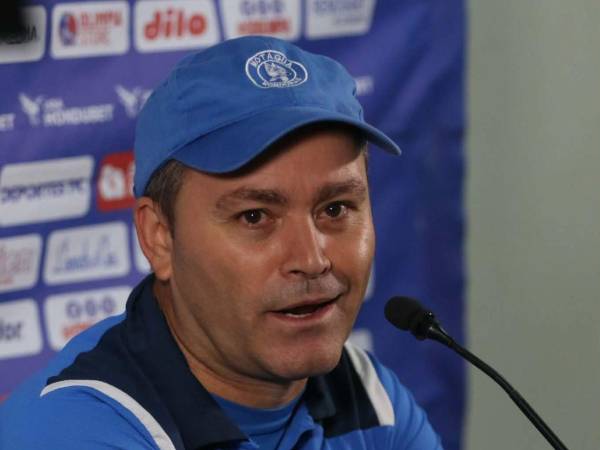 Javier López hablando en conferencia de prensa luego del partido ante el Olimpia.