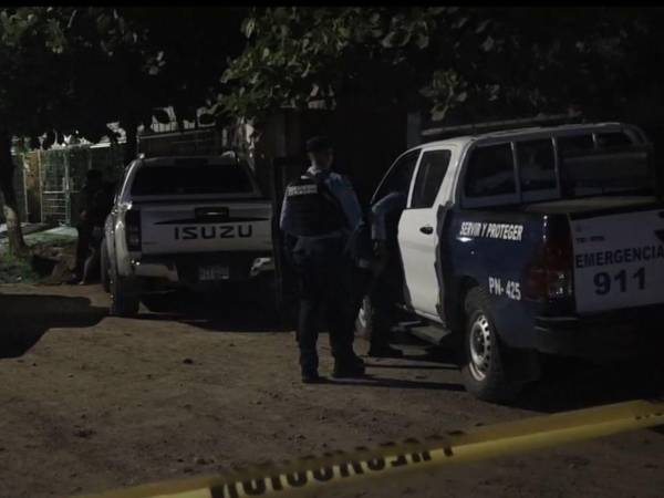 Las autoridades policiales en el lugar del crimen. Captura de pantalla de <a rel=nofollow noopener noreferrer href=https://www.facebook.com/NoticiasDeElProgreso target=_blank>Noticias De El Progreso. </a>