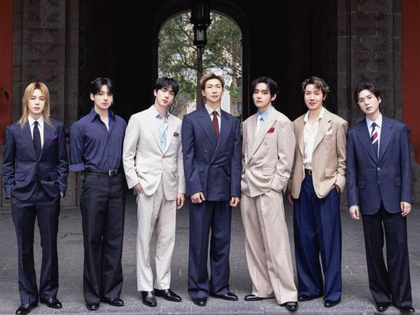 Miles de seguidores mexicanos se congregaron este miércoles frente al Palacio Nacional, en el Centro Histórico de Ciudad de México, para recibir a la agrupación surcoreana BTS junto a la presidenta Claudia Sheinbaum, en un acto público organizado por el Gobierno mexicano.