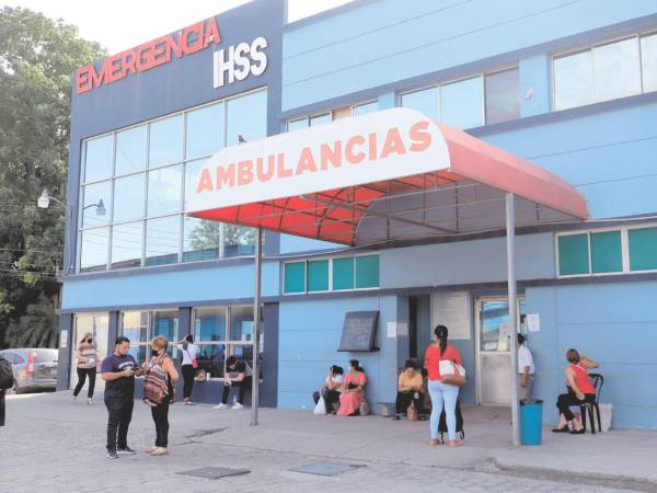 Pacientes esperan frente a la emergencia del Hospital de Especialidades del IHSS en San Pedro Sula, norte de Honduras.