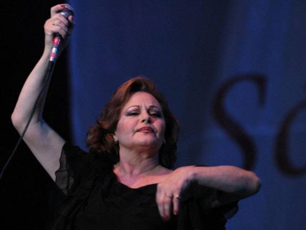 Fotografía de archivo del 11 de mayo de 2004 de la cantante española Rocío Durcal durante un concierto en Ciudad de México (México).