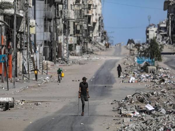 Un palestino amputado camina por la calle Al Jalaa durante una operación militar israelí en la Ciudad de Gaza, Franja de Gaza, este miércoles. EFE/