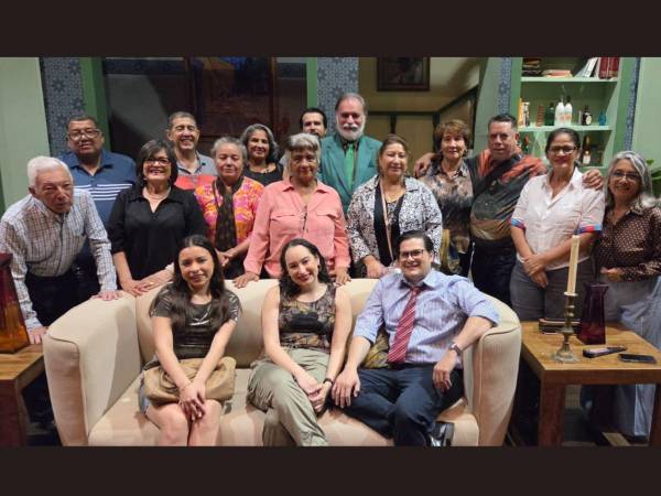 Miembros de la Fraternidad Reyista junto al elenco y directores de la obra Cosas de Mamá y Papá.