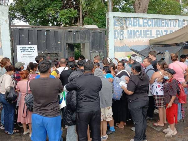 Muchos pacientes madrugan y acuden a los diferentes centros asistenciales de San Pedro Sula en busca de atención médica, mientras el personal médico permanece en asambleas.
