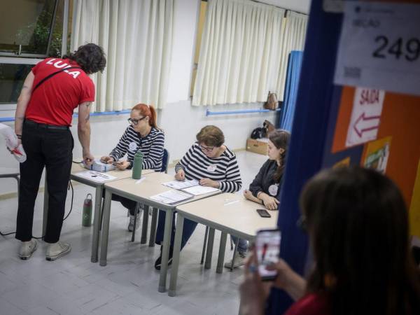 Una persona vota durante las elecciones presidenciales, legislativas y regionales este domingo en Sao Paulo.