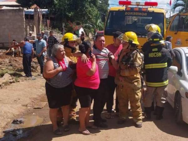 El Cuerpo de Bomberos asistió al lugar para efectuar el rescate de las personas atrapadas.