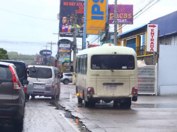 Las unidades de transporte urbano que circulan por el bulevar del Este invaden con frecuencia las aceras, obligando a los peatones a cederles el paso, aún poniendo en riesgo su seguridad.