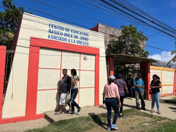 En e CEB Once de Junio, en Puerto Cortés, las personas hacen largas filas para ejercer el sufragio. No se reportan incidentes.