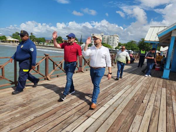 Bader Dip, alcalde de La Ceiba, acompañó este martes al ministro de Turismo Andrés Ehrler en su visita al Malecón y muelle turístico, para constatar que todo esté listo para recibir a los turistas.
