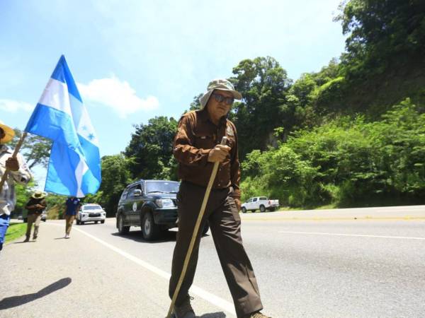 El objetivo del padre Serrano es llegar al Lago de Yojoa, donde hará una parada para comer y descansar.