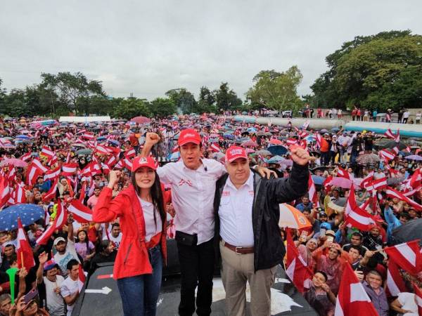 El cierre de campaña de Salvador Nasralla y Alexander López en El Progreso estuvo respaldada por una multitud de correligionarios.