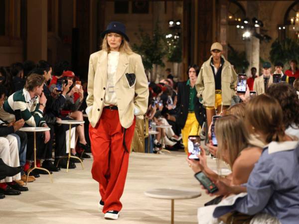 Tommy Hilfiger convirtió este jueves el Hotel Plaza de Nueva York en una animada pasarela en la que presentó su colección para la próxima primavera, ofreció un concierto y hasta sacó a pasear al perro de Taylor Swift y Travis Kelce.