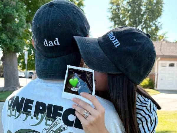 El reconocido creador de contenido salvadoreño Luis Fernando Flores, conocido como Fernanfloo, anunció que se convertirá en padre por primera vez. La noticia fue compartida a través de su cuenta oficial de Instagram, donde publicó una fotografía junto a su esposa, Mar Sofía. En la imagen, ambos aparecen con gorras que dicen “mom” y “dad”, mientras sostienen una ecografía del futuro bebé.