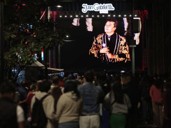 Miles de personas se reúnen para presenciar la proyección del histórico concierto del cantante mexicano Juan Gabriel de 1990 en el Palacio de Bellas Artes este sábado, en la Ciudad de México (México).