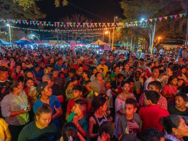 Los Cármenes y Cofradía ya celebraron sus carnavalitos, con la presencia de las autoridades municipales y el impulso de los emprendedores que aprovecharon la ocasión.