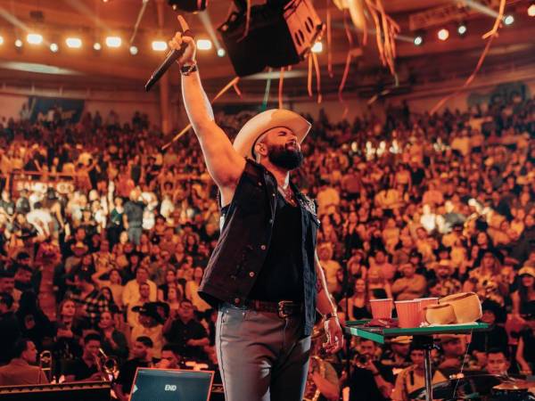 ¡Tegucigalpa, prepárate! Carín León llega al Chochi Sosa para un concierto inolvidable. El talento que ha revolucionado la música regional mexicana está de regreso en Honduras. Óscar Armando Díaz de León Huez, conocido por todos como Carín León, llega por primera vez a Tegucigalpa para ofrecer un espectáculo único en el Estadio Chochi Sosa este jueves 23 de octubre.