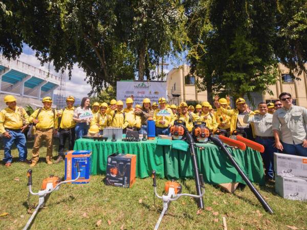 Cervecería Hondureña donó herramientas a los brigadistas que luchan contra los incendios forestales en El Merendón.