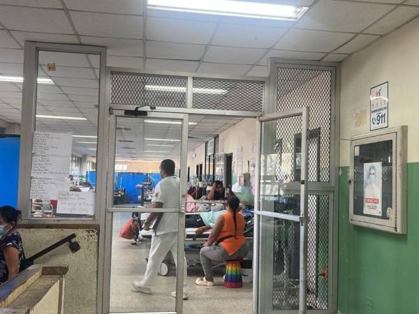 Pacientes son atendidos en una sala improvisada, que antes funcionaba como sala de espera de familiares.