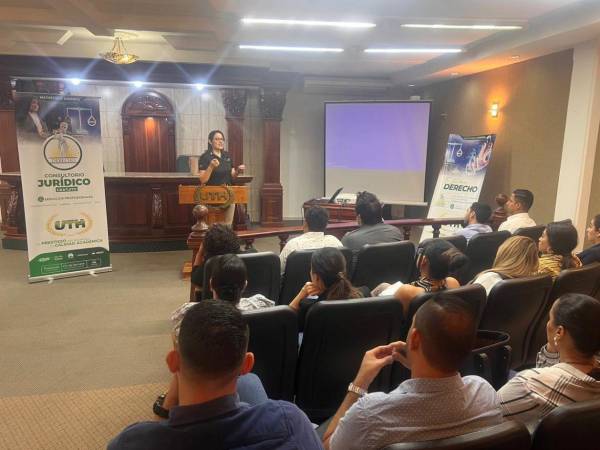 La sala de juicios orales y públicos en el campus de UTH San Pedro Sula es usada para llevar a cabo prácticas y seminarios asociados a la carrera de Derecho.