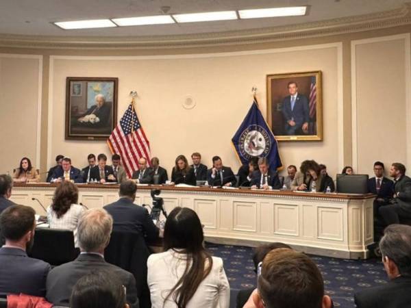 La sesión estuvo encabezada por la congresista republicana de Florida María Elvira Salazar.