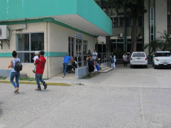El hospital regional del Instituto Hondureño de Seguridad Social (IHSS), de San Pedro Sula, está colapsado porque recibe pacientes de todo el Valle de Sula.