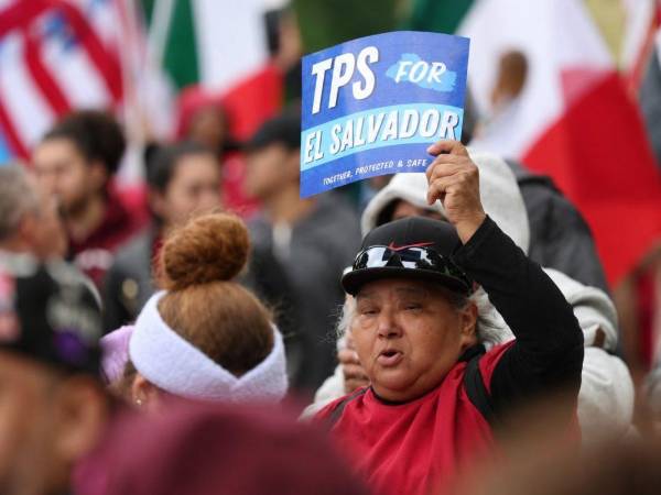 El Departamento de Seguridad Nacional de Estados Unidos mantendrá vigente, hasta nuevo aviso, el Estatus de Protección Temporal (TPS) que ampara a unos 170.000 salvadoreños, pese a que su vencimiento estaba programado para esta noche.