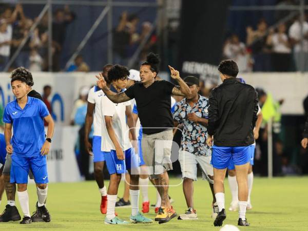 Wilfredo Barahona calienta con los creadores de contenido de Honduras.