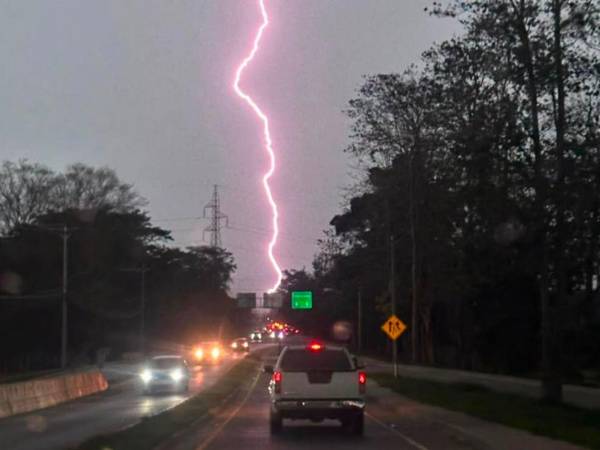 La aproximación de una onda tropical provocará lluvias de moderadas a fuertes en varias regiones de Honduras a partir de este domingo, de acuerdo con el pronóstico emitido por el Centro de Estudios Atmosféricos, Oceanográficos y Sísmicos (Cenaos) de la Secretaría de Gestión de Riesgos y Contingencias Nacionales (Copeco).