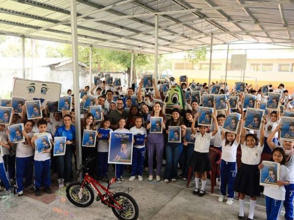 Con alegría más de 300 estudiantes del centro de educación básica Dionisio de Herrera recibieron este martes al equipo de Diario LA PRENSA para iniciar una nueva jornada de Mente Sana.