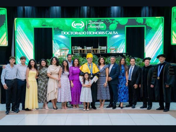 Juan Bendeck junto a su familia y autoridades de la Universidad Tecnológica de Honduras (UTH).