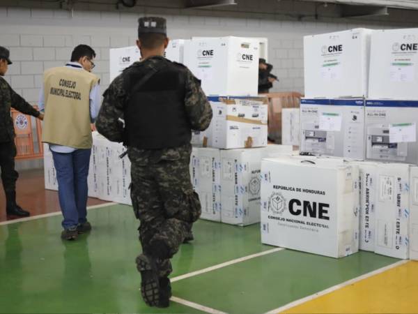 Movimiento de las maletas electorales durante esta mañana en el gimnasio municipal en San Pedro Sula.