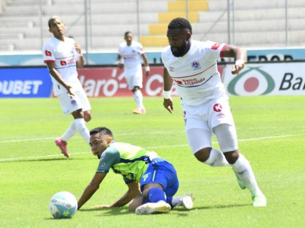 Jugadores del olimpia y Olancho disputabndo el balón.