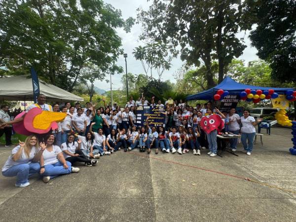 Estudiantes y profesionales de la carrera de Enfermería de la Unah-Cortés participan activamente en la Feria de Salud, brindando atención gratuita a decenas de personas que llegan en busca de servicios básicos y orientación médica preventiva.
