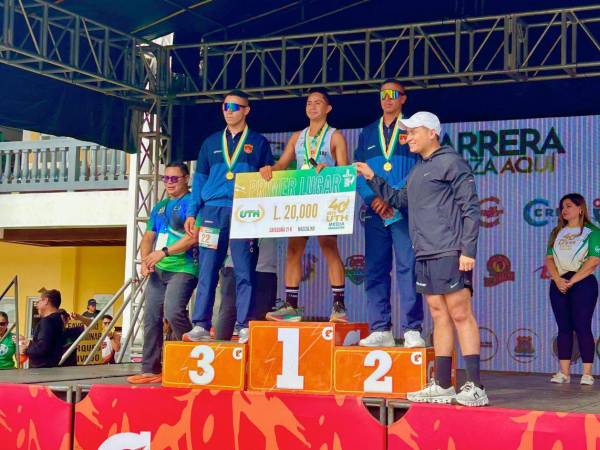 Walter Rodríguez, ganador de los 21 kilómetros de la II Media Maratón UTH 2026, dedicó su triunfo a Dios.
