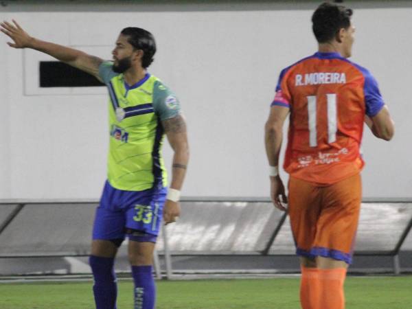 Jugadores del Olancho FC y Lobos UPNFM