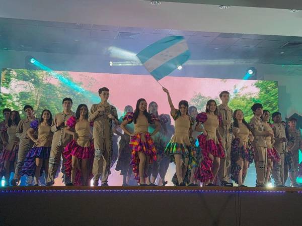 Los alumnos lucieron trajes representativos del país, con los cuales dieron realce al evento artístico.