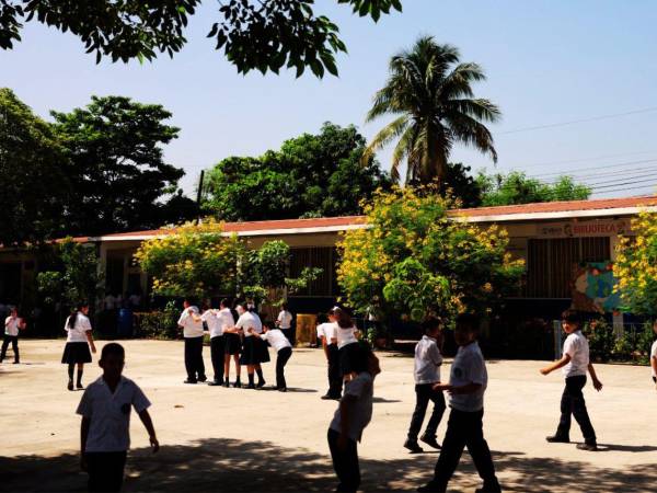 Educación aplica horario reducido en 17 departamentos por calor y mala calidad del aire. Medida busca proteger a estudiantes y docentes.