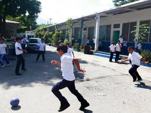 Estudiantes de la jornada vespertina del centro básico Lila Luz de Maradiaga juegan durante el recreo.