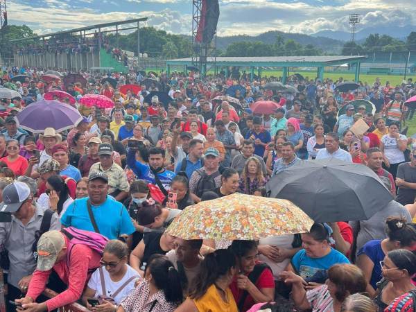 Socios de Koriun Inversiones reunidos en el estadio Rubén Deras, en el municipio de Choloma, departamento de Cortés.