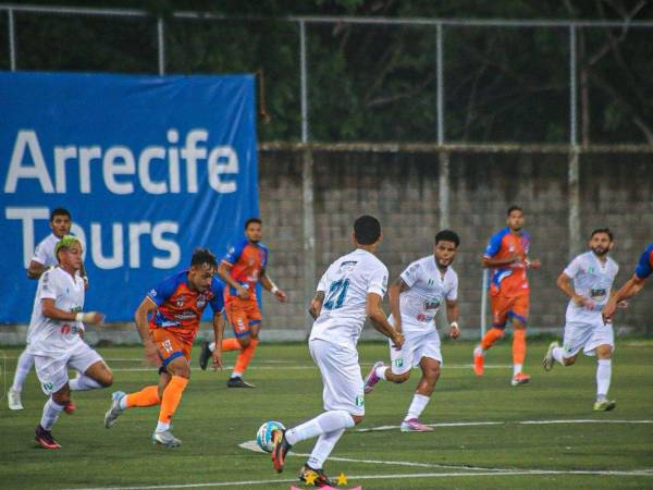 Jugadores de UPNFM y Platense disputando el balón.