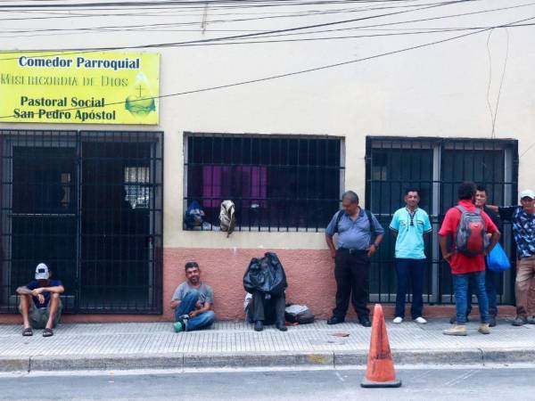 Personas llegan al Comedor Parroquial Misericordia de Dios, en Guamilito, donde reciben un plato de comida de lunes a viernes.