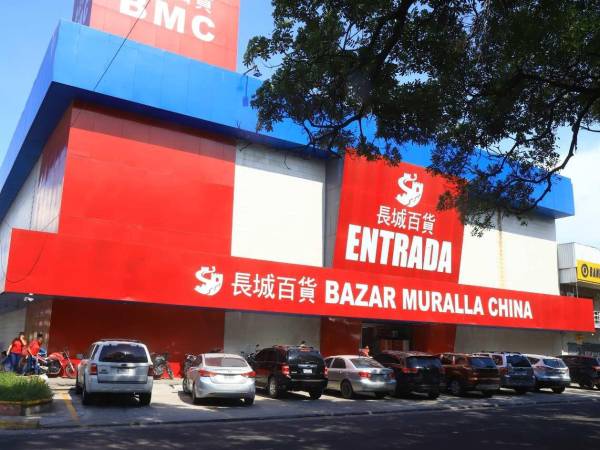 Los comerciantes hondureños se quejan que no pueden competir a veces con los precios de los locales chinos.