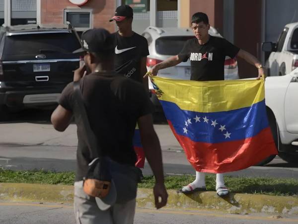 Migrantes venezolanos en la avenida circunvalación de San Pedro Sula.
